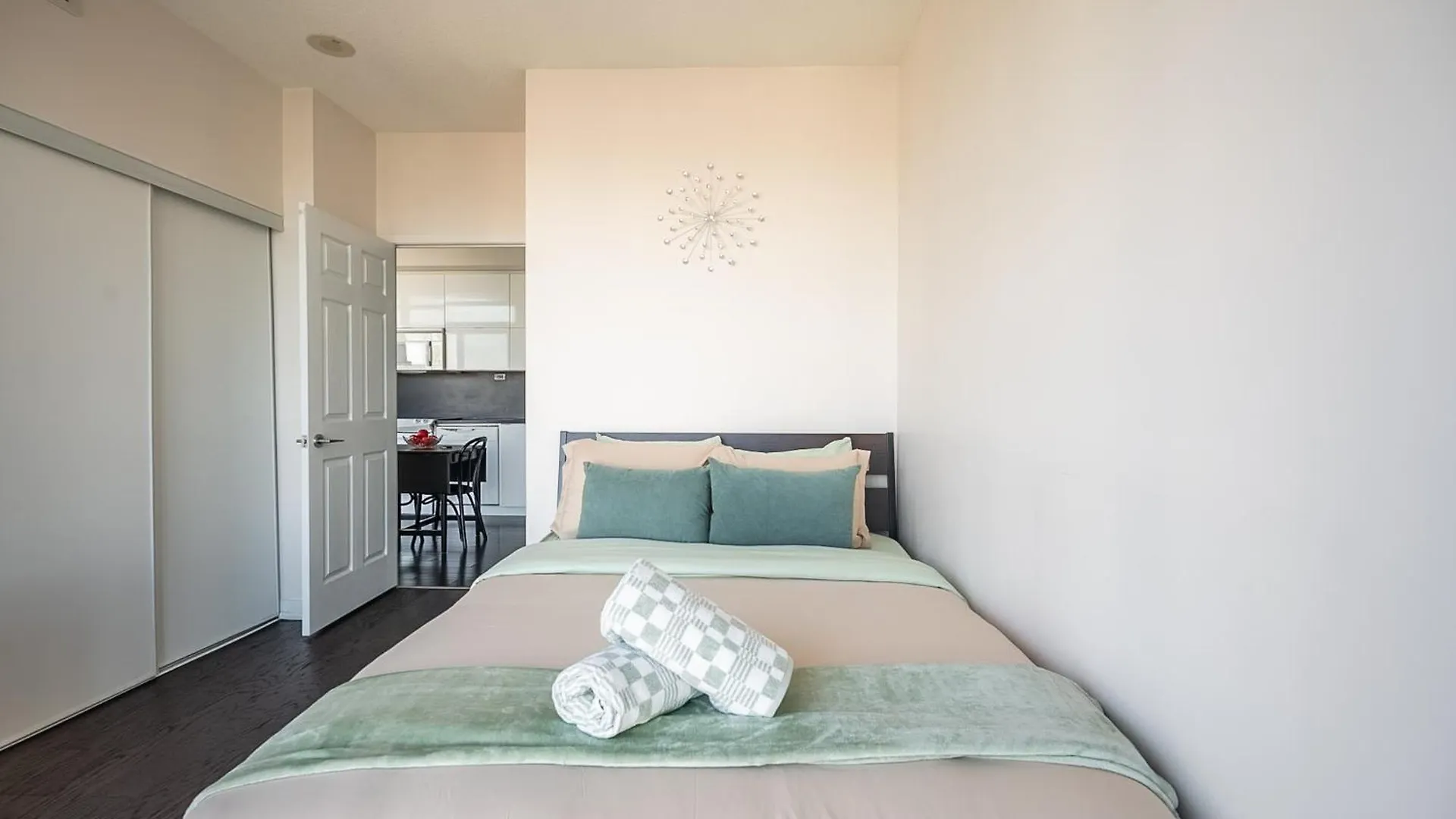 Modern Apartment Downtown Toronto