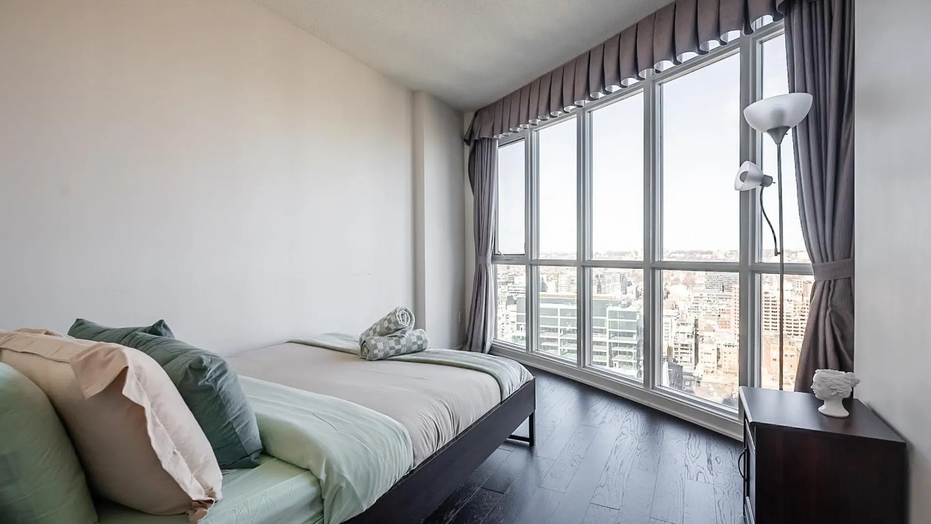 Modern Apartment Downtown Toronto