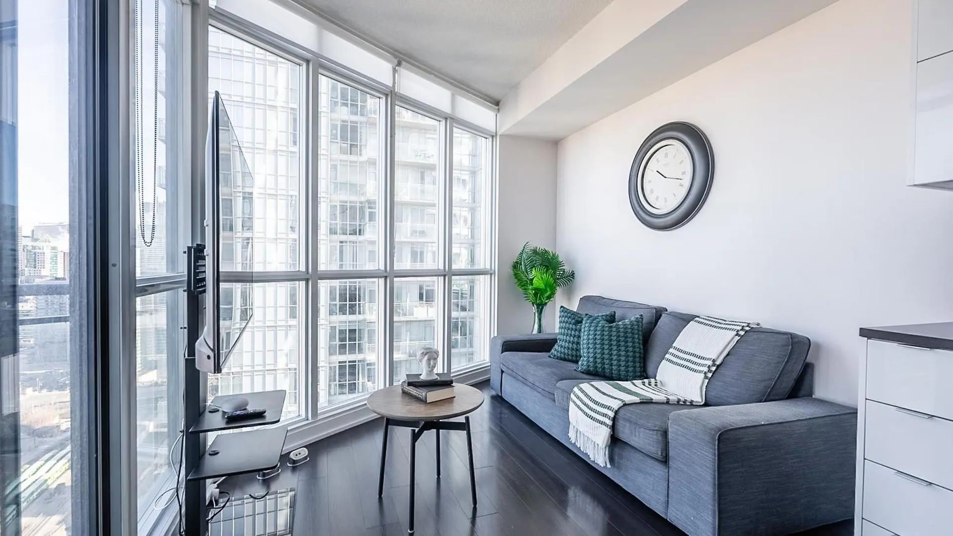 Modern Apartment Downtown Toronto