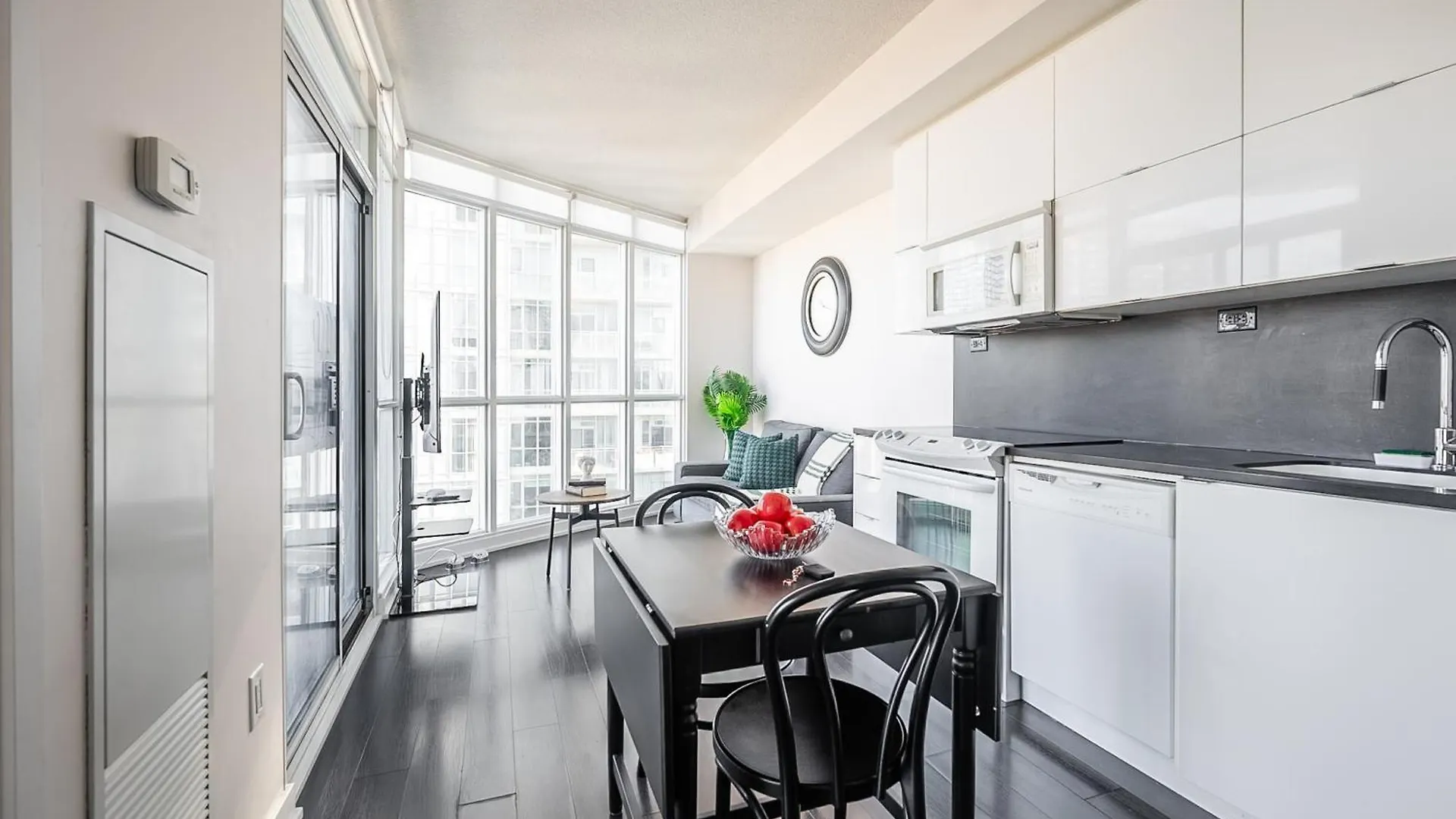 Modern Apartment Downtown Toronto
